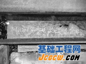 在唐山南站发现的1907年生产的铁路钢轨