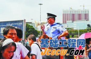 8月19日上午，广州火车站开行首趟长途列车，民警手持“大声公”维持广场秩序