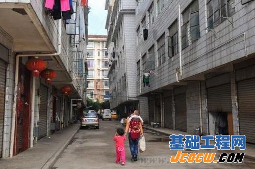 昆明市庄房村20余栋居民自建楼出现不同程度的倾斜