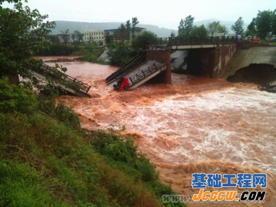 暴雨“考验”下 建筑工程质量露“原形”
