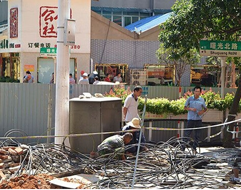 长沙闹市区现“天坑” 竟深4米