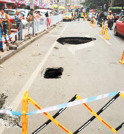 兰州西站马路突然地基下沉 满载公交“轮陷”