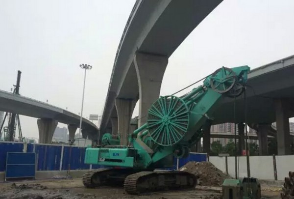 上海金泰SGL40低净空地连墙液压抓斗“首秀”江城