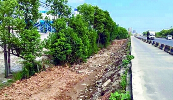 汉施公路约300米边坡被“掏空” 施工方无手续施工存安全隐患