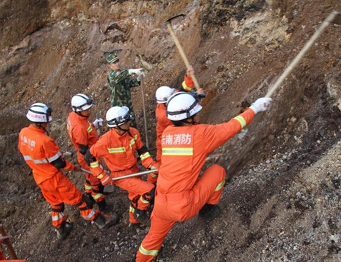 云南富宁山体滑坡:塌方量大 5人失联