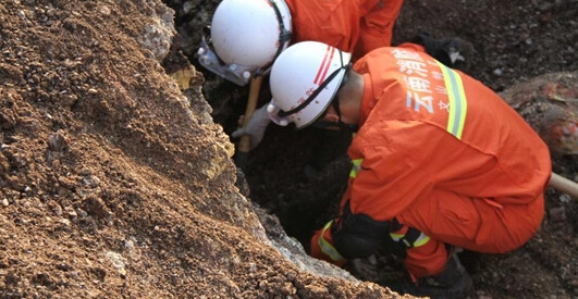 云南富宁山体滑坡:塌方量大 5人失联