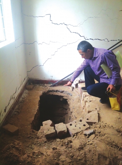 伏龙坪中街一院落地基下陷，墙体裂缝,承重柱与墙体错位这样的房子怎么住人呀？
