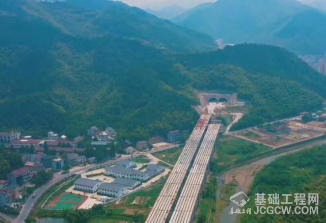 近日，穿山越岭的杭州绕城西复线杭绍段工程（杭州“二绕”），捷报频频。