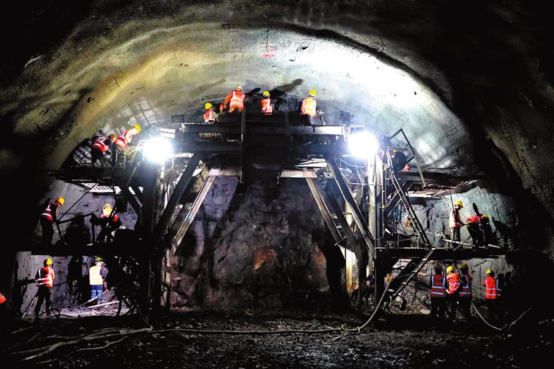九万大山隧道群掘进施工现场    本报通讯员莫小斌摄