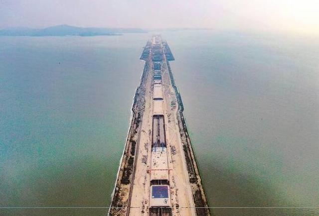 太湖隧道施工现场。 通讯员 李佳丽 本报记者 赵亚玲摄